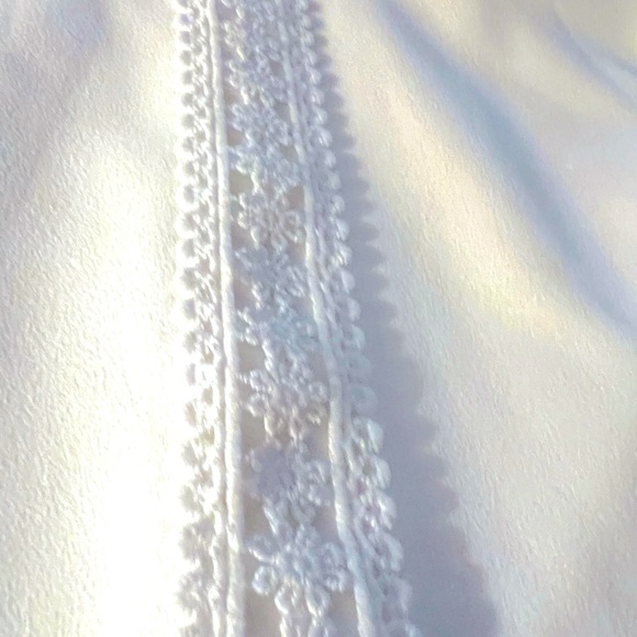 Elle in women’s dress - Picture 4 of 9